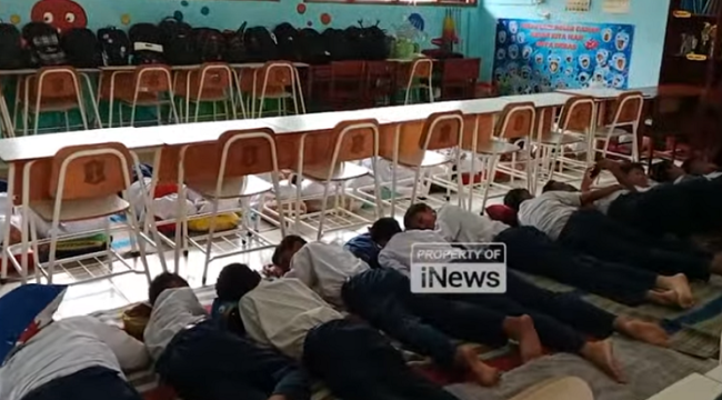 Uji coba tidur di kelas SMPN 39 Surabaya menjadi viral. tangkap layar video@iNews