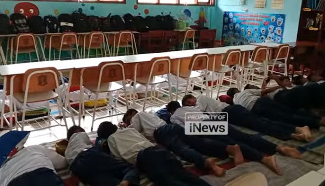 
					Uji coba tidur di kelas SMPN 39 Surabaya menjadi viral. tangkap layar video@iNews