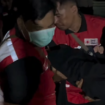 Seorang ibu-ibu merasa pusing kemudian mendapat pertolongan dari petugas PMI saat menyambut kedatangan rombongan SMPN 7 Mojokerto yang tiba dari pantai Drini, Gunung Kidul, pasca insiden tenggelam 13 siswas, Selasa malam pukul 21.00 wib, 28 Januari 2025. tangkap layar video@kabarmojokerto.id