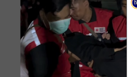 Seorang ibu-ibu merasa pusing kemudian mendapat pertolongan dari petugas PMI saat menyambut kedatangan rombongan SMPN 7 Mojokerto yang tiba dari pantai Drini, Gunung Kidul, pasca insiden tenggelam 13 siswas, Selasa malam pukul 21.00 wib, 28 Januari 2025. tangkap layar video@kabarmojokerto.id