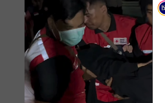 
					Seorang ibu-ibu merasa pusing kemudian mendapat pertolongan dari petugas PMI saat menyambut kedatangan rombongan SMPN 7 Mojokerto yang tiba dari pantai Drini, Gunung Kidul, pasca insiden tenggelam 13 siswas, Selasa malam pukul 21.00 wib, 28 Januari 2025. tangkap layar video@kabarmojokerto.id