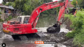 Dinas PUPR melaksanakan normalisasi sungai Sude, yang melintasi desa Pulo Lor, untuk mengurangi banjir di Jombang Kota. Tangkap layar video instagram@waga.jombang