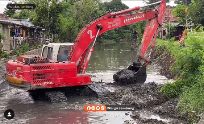 
					Dinas PUPR melaksanakan normalisasi sungai Sude, yang melintasi desa Pulo Lor, untuk mengurangi banjir di Jombang Kota. Tangkap layar video instagram@waga.jombang