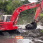 Sebuah lata berat sedang mengerjakan pengerukan untuk menormalisasi sungai Sude yang melintas desa Pulo Lor, kecamatan Jombang. Tangkap layar video instagram@warga.jombang