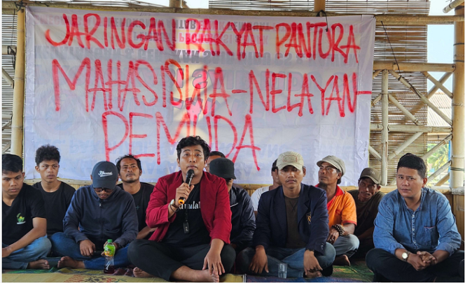 
					Kelompok masyarakat nelayan dan mahasiswa tergabung dalam Jaringan Rakyat Pantura (JRP) mengklaim bahwa pemagaran laut itu merupakan swadya masyarakat untuk mencegah abrasi, pemecah ombak dan mitigasi. Foto:RRI/Saadatuddaraen
