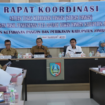 Pj Bupati Jombang Teguh Narutomo memimpin rapat koordinasi ketahanan pangan menghadirkan narasumber ahli pertanian dan pangan dari Universitas Barijaya dan Bulog, Selasa 21 Januari 2025. Foto: jombangkab.go,id