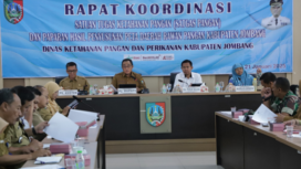 Pj Bupati Jombang Teguh Narutomo memimpin rapat koordinasi ketahanan pangan menghadirkan narasumber ahli pertanian dan pangan dari Universitas Barijaya dan Bulog, Selasa 21 Januari 2025. Foto: jombangkab.go,id
