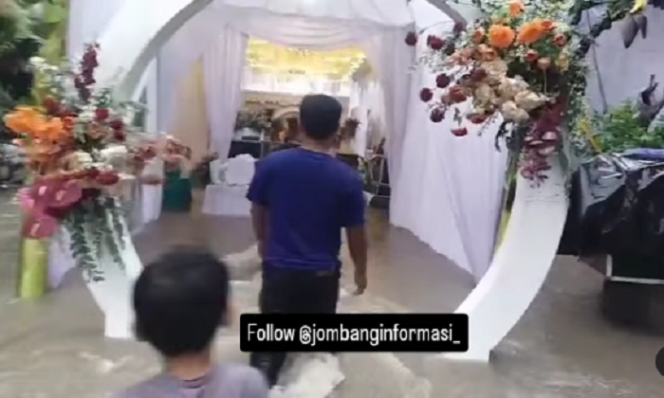 
					Beredar video banjir merendam lokasi tenda hajatan pernikahan warga di desa Gondek Kecamatan Mojowarno Jombang, Senin, 27 Januari 2024.  Tangkap layar video instagram@jombanginformasi_