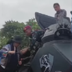 Titik Soeharto menaiki kapal amphibi yang sudah disiapkan untuk mengawal pencabutan pagar laut sepanjang 30,16 km, yang dilaksanakan oleh KKP bersama TNI AL, Rabu 22 Januari 2025. Tangkap layar video@kompasTV
