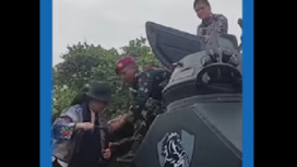 Titik Soeharto menaiki kapal amphibi yang sudah disiapkan untuk mengawal pencabutan pagar laut sepanjang 30,16 km, yang dilaksanakan oleh KKP bersama TNI AL, Rabu 22 Januari 2025. Tangkap layar video@kompasTV