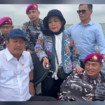 Menteri KKP Sakti Wahyu Trenggaono bersama Titik Soeharto (Anggota DPR RI) serta KSAL Laksamana Muhammad Ali dalam satu kapal  amphibi memimpin pembongkaran pagar laut 30,16 km, Rabu 22 Januari 2025. Instagram@swtrenggono