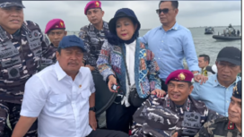 Menteri KKP Sakti Wahyu Trenggaono bersama Titik Soeharto (Anggota DPR RI) serta KSAL Laksamana Muhammad Ali dalam satu kapal  amphibi memimpin pembongkaran pagar laut 30,16 km, Rabu 22 Januari 2025. Instagram@swtrenggono