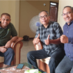 Saat bertemu ke rumah Umar Patek (kiri) bersama Nasir Abbas (kanan) sambil menyeruput kopi Ramu 66 buatan tuan rumah. Foto: Kredonews.com/Herlambang