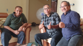 Saat bertemu ke rumah Umar Patek (kiri) bersama Nasir Abbas (kanan) sambil menyeruput kopi Ramu 66 buatan tuan rumah. Foto: Kredonews.com/Herlambang