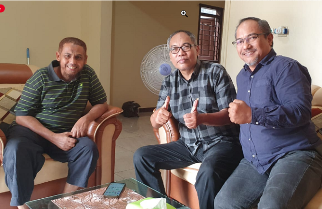 
					Saat bertemu ke rumah Umar Patek (kiri) bersama Nasir Abbas (kanan) sambil menyeruput kopi Ramu 66 buatan tuan rumah. Foto: Kredonews.com/Herlambang