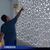 Warga menunjukkan tempat korban AS, 41, melakukan aksi nekad di samping teras masjid Al Mubarok, Gombong, Plumbon, Cirebon. tangkap layar video@wewacara_rctv