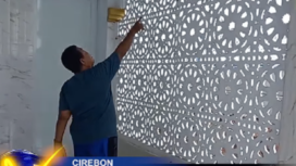 Warga menunjukkan tempat korban AS, 41, melakukan aksi nekad di samping teras masjid Al Mubarok, Gombong, Plumbon, Cirebon. tangkap layar video@wewacara_rctv