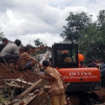BPBD Jombang mengerahkan tenaga dan alat berat untuk melakukan evakuasi korban, dalam bencana Ttanah longsor di dusun Banturejo, Desa Sambirejo, Kecamatan Wonosalam, Kabupaten Jombang, Jawa Timur. Foto: TVOnenews