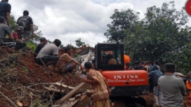 BPBD Jombang mengerahkan tenaga dan alat berat untuk melakukan evakuasi korban, dalam bencana Ttanah longsor di dusun Banturejo, Desa Sambirejo, Kecamatan Wonosalam, Kabupaten Jombang, Jawa Timur. Foto: TVOnenews