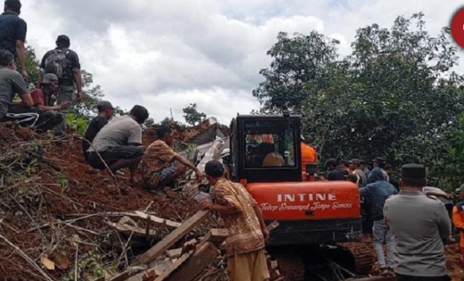 
					BPBD Jombang mengerahkan tenaga dan alat berat untuk melakukan evakuasi korban, dalam bencana Ttanah longsor di dusun Banturejo, Desa Sambirejo, Kecamatan Wonosalam, Kabupaten Jombang, Jawa Timur. Foto: TVOnenews