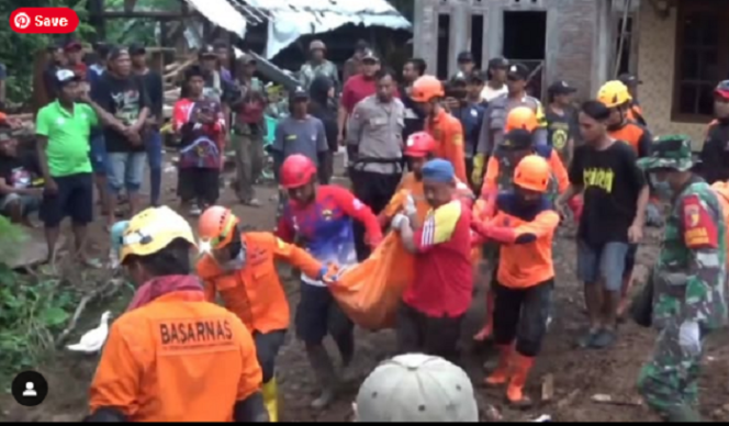 
					Tim SAR Malagn Raya gabungan dan BPBD Jombang berhasil menemukan jasad Ducha Ismail, 56, korban longsor di Wonosalam, pada pukul 16.00 Jumat, 24 Januari 2025. Instagram@wargajombang