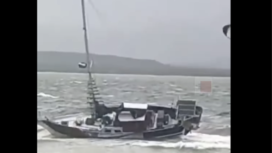 Inilah kapal jenis Yatch bernama Australia, yang ditumpangi oleh pasangan suami istri a warga negara Australia, Watt Peter John (63) dan Delves Catherine Winifred (61). Yatch itu mengalami kerusakan mesin, tak bisa bergerak terombang-ambing di pantai Pulau Gili Iyang, Kecamatan Dungkek, Kabupaten Sumenep, Madura, Jawa Timur. tangkap layar video@wecarebangkalanmadura