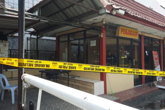 
					Garis polisi terpasang di wilayah kantor penjagaan Mapolres Tarakan Kaltara usai insiden penyerangan Mapolres Tarakan. (Dok.Humas Polres Tarakan)