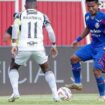 Pemain Arema FC, Bayu Setiawan (kanan) mengoper bola melewati pemain Bali United pada pekan ke-21 BRI Liga 1 2024-2025 di Stadion Gelora Soepriadi, Blitar, Senin (3/2/2025) sore WIB (Foto: aremafc.com/ist)