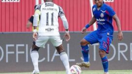 Pemain Arema FC, Bayu Setiawan (kanan) mengoper bola melewati pemain Bali United pada pekan ke-21 BRI Liga 1 2024-2025 di Stadion Gelora Soepriadi, Blitar, Senin (3/2/2025) sore WIB (Foto: aremafc.com/ist)