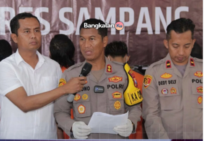 
					Kapolres Sampang, AKBP Hartono, Senin, 24 Februari 2025,  melakukan konferensi pers penangkapan dua pemuda kakak beradik dari warga kelurahan Ujung,  Semampir, Surabaya, mencuri motor di wilayah Sampang, 18 Februari 2025. Instagram@bangkalan.ku