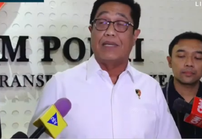 
					Brigjen Djuhandani Rahardjo Puro, Direktur Tindak Pidana Umum Bareskrim Polri saat memberikan penjelasan hasil gelar perkara atas kasus Pagar Laut 30,15 Km di pantai Tangerang, 18 Februari 205. Tangkap Layar Video Youtube@KompasTV