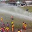 Tim Damkar Lumajang membuat kibin anak-anak 157 anak TK-PAUD riang gembira, bikin hujan buata dari pipa air mobil pemadam kebakaran di Lumajang, Selasa 18 Februari 2025. Tangkap layar video Instagram@damkar_kabupaten_lumajang