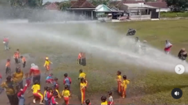 Tim Damkar Lumajang membuat kibin anak-anak 157 anak TK-PAUD riang gembira, bikin hujan buata dari pipa air mobil pemadam kebakaran di Lumajang, Selasa 18 Februari 2025. Tangkap layar video Instagram@damkar_kabupaten_lumajang