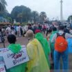Peserta aksi demo saat aksi di depan Patung Kuda, Jakarta, Senin (3/2/2025). (Foto: Antara/Khaerul Izan)