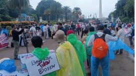 Peserta aksi demo saat aksi di depan Patung Kuda, Jakarta, Senin (3/2/2025). (Foto: Antara/Khaerul Izan)