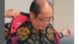 Isa Rachmatarwata mengenakan rompi oranye no. 21, seragam kebesaran kaum koruptor yang diringkus oleh Kejaksaan Agung. Isa saat ini menjabat sebagai Dirjen Anggaran Kementrian Keuangan, mempertanggungjawabkan kebangkrutan PT Jiwasraya. Dia mempertanggunjawabkan perbuatannya saat dirinya menjabat sebagai  Kepala Biro Perasuransian pada Badan Pengawas Pasar Modal dan Lembaga Keuangan (Bapepam-LK) pada 2006-2012. Tangkap layar video Instagram@katadatacoid