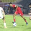 
Kapten Timnas Indonesia U-20 Dony Tri Pamungkas saat beraksi. (ANTARA FOTO/Umarul Faruq)