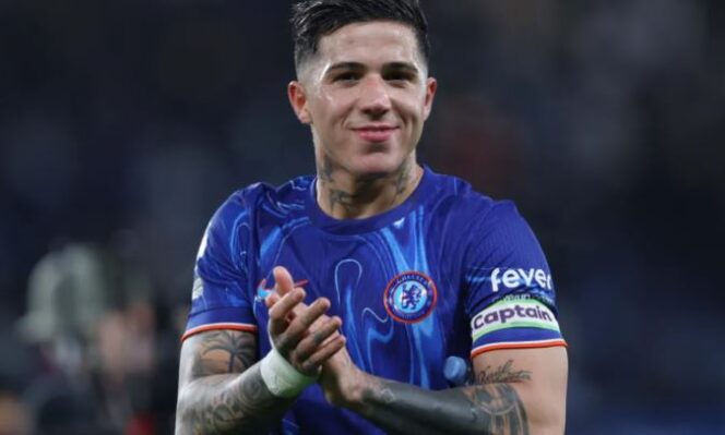 
					
Fans Chelsea Mencium Celana Pendek Enzo Fernandez/Getty