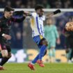 Pedro Neto (kiri) berduel dengan Tariq Lamptey dalam laga FA Cup antara Brighton vs Chelsea, Minggu (9/2/2025) dini hari WIB. (c) Gareth Fuller/PA via AP