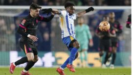 Pedro Neto (kiri) berduel dengan Tariq Lamptey dalam laga FA Cup antara Brighton vs Chelsea, Minggu (9/2/2025) dini hari WIB. (c) Gareth Fuller/PA via AP