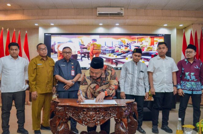 
					Penulis: Sanny | Editor: Ipong D Cahyono

KREDONEWS.COM ,GRESIK - Pemerintah Kabupaten (Pemkab) Gresik menggelar Forum Konsultasi Publik (FKP), dalam Rancangan Awal Rencana Kerja Pemerintah Daerah (RKPD) tahun 2026 di Ruang Putri Cempo Kantor Bupati Gresik, Selasa (11/2).

Kegiatan bertemakan 