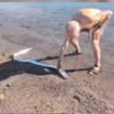 Oarfih --warga setempat menjuluki sebagai ikan kiamat-- ikan langka, ini tiba-tiba muncul terlihat berenang di perairan dangkal di Playa El Quemado di Baja California Sur, Meksiko,  9 Februari 2025. Tangkap layar video Instagram@unexplnd
