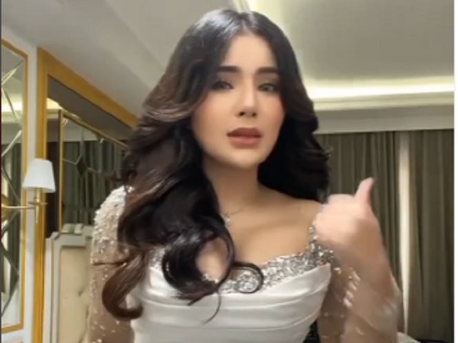 
					Inilah sosok Iqlima Kim, penyebab perseteruan antara pengacara kondang Hotman Paris Hutapea melawan pangacara beken Razman Arief Nasution. Instagram@iqlima.kim