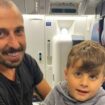 Jace aetelah operasi bersama ayah (Rumah Sakit Moorfields)