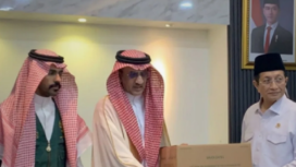 Duta Besar (Dubes) Arab Saudi untuk Indonesia Faisal Bin Abdullah H Amodi menyerahkan 100 ton kurma dari Raja Salman, kepada  Menteri Agama (Menag) Nasaruddin Umar di Kantor Menag, Jakarta, Jumat, 14 Februari 2025. Instagram@idx.channel
