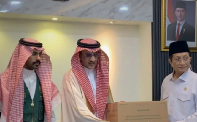 
					Duta Besar (Dubes) Arab Saudi untuk Indonesia Faisal Bin Abdullah H Amodi menyerahkan 100 ton kurma dari Raja Salman, kepada  Menteri Agama (Menag) Nasaruddin Umar di Kantor Menag, Jakarta, Jumat, 14 Februari 2025. Instagram@idx.channel
