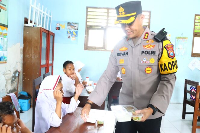 
					Kapolres AKBP Rovan Richard Mahenu memimpin anggotanya membagikan  MBG untuk siswa UPT SD Negeri 302 Desa Ngimboh Kecamatan Ujungpangkah,