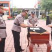 Foto: Istimewa
Kapolres AKBP Rovan Richard Mahenu memimpin Sertijab PJU dan Kapolsek jajaran.