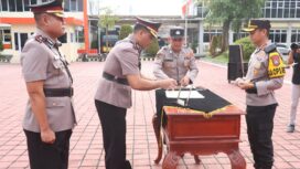 Foto: Istimewa
Kapolres AKBP Rovan Richard Mahenu memimpin Sertijab PJU dan Kapolsek jajaran.