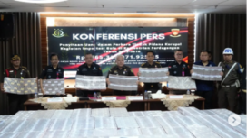 Direktur Penyidikan Jampidsus Kejagung, Abdul Qohar, menggelar konferensi memperlihatkan barang buykti uang kembalian dari para importer gula ilegal sebanyak Rp 565,3 miliar di kantor Kejaksaan Agung, Selasa 25 Februari 2025. Instagram@kejaksaan.ri